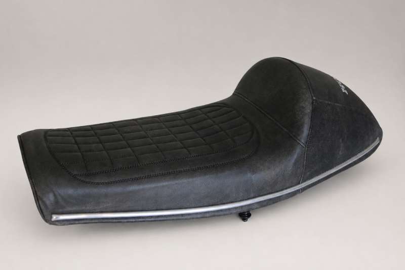 Lederen motorzadel op maat voor Honda CB750 in café racer stijl met originele Giuliari onderpan en comfortabel design door Atelier Vertez